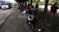Mereka juga mengisi perut yang kelaparan, setelah seharian menempuh berkendara.