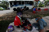 Seorang pemudik yang kelelahan, tampak tertidur pulas.