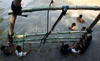 Panjat pinang di Kalimalang merupakan acara tahunan yang selalu diadakan warga Cipinang Muara.