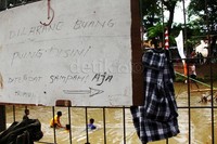 Papan larangan membuang sampah di Kalimalang.
