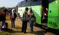 Bus yang terbukti melanggar langsung ditilang dan ditahan, sementara puluhan penumpangnya langsung diturunkan untuk berganti bus yang layak jalan.