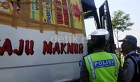 Puluhan bus diberhentikan oleh petugas kepolisian dari Satlantas Polres Banyumas dan Dinhubkominfo.