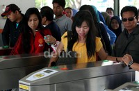 THB, tidak akan lagi tertelan mesin saat penumpang keluar masuk melalui pintu gerbang. Namun kini, perseroan menerapkan sistem yang lebih mudah, di mana THB hanya tinggal ditempelkan (tap) saja di pintu gerbang.