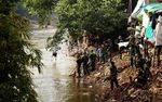 TNI Bersih-bersih Sungai Ciliwung