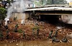 TNI Bersih-bersih Sungai Ciliwung