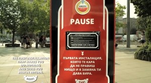 Diam Tak Bergerak 3 Menit, Sekaleng Bir Pun Keluar dari Vending Machine
