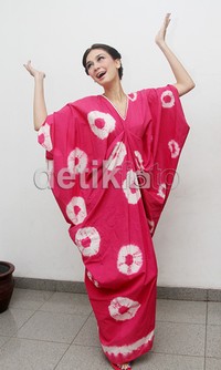 Seperti warna kaftan uniknya yang cerah, Luna Maya tampaknya sedang happy. (detikHOT)