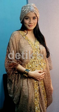 Titi Kamal yang tengah mengandung enam bulan itu pun terlihat cantik dibalut kaftan bermotif leopard-nya. (detikHOT)