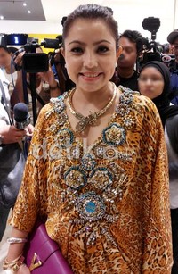 Bulan Ramadan tak menghalang Mayangsari untuk tetap tampil maksimal dengan mengenakan kaftan bermotif leopard dan kalung emas yang melingkar di lehernya. (detikHOT)