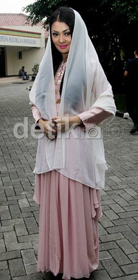 Indah Dewi Pertiwi tampil lebih tertutup dan berkerudung. (detikHOT)