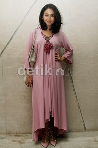 Laudya Chyntia Bella tampak manis sesuai dengan warna dress yang dikenakannya. (detikHOT)