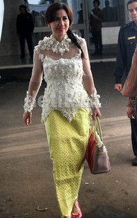 Berbeda dari wanita kebanyakan, Venna Melinda memilih kebaya saat merayakan Hari Raya Idul Fitri. (detikHOT)