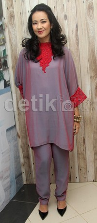 Alya Rohali tetap gaya dengan busana setelan yang manis. (detikHOT)