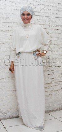 Istri Eko Patrio, Viona Rosalina tampil serba putih saat hadir di acara buka puasa plus syukuran satu tahun WarunKomando. (detikHOT)