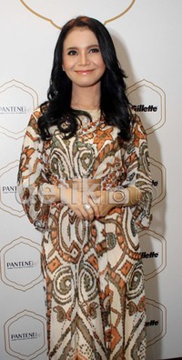 Rossa tampil dalam balutan kaftan bermotifnya. (detikHOT)