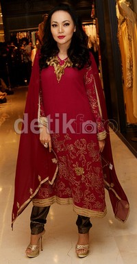 Dewi Gita berlenggak-lenggok bak model dalam balutan kaftan merahnya. (detikHOT)