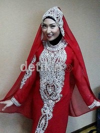 Ayu Dewi tampil lebih tertutup. (detikHOT)