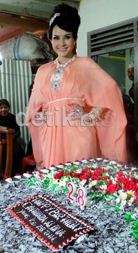 Cynthiara Alona mengenakan kaftan berwarna peach saat menggelar acara buka puasa bersama anak yatim dan masyarakat di pemukiman kumuh daerah Tanah Abang. (detikHOT)