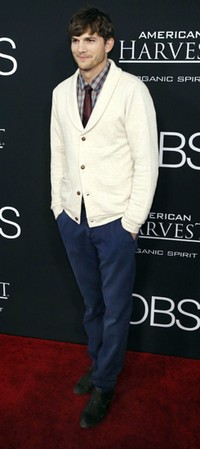 Gaya preppy Ashton. REUTERS/Mario Anzuoni.