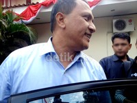 Aduh itu masalah pribadi jadi maunya ngomong masalah terorisme saja, ujarnya sambil tersenyum.