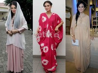 Kaftan atau baju gamis menjadi busana favorit di kalangan selebriti wanita Indonesia. (detikHOT)