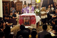 Jenazah disemayamkan di rumah duka di Kompleks Bukit Permai, Cibubur, Jakarta Timur, Selasa (13/8/2013). Noel/detikHOT.