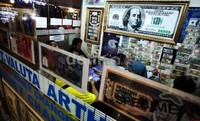 Hingga siang hari ini, nilai tukar rupiah melemah 0,13 % ke Rp10.320 per dolar AS dan pada pukul 11.51 WIB, rupiah masih tertekan 0,12 % ke Rp10.319 per dolar AS. Belum diketahui pasti penurunan nilai tukar mata uang di Asia Pasifik terhadap dolar AS itu.