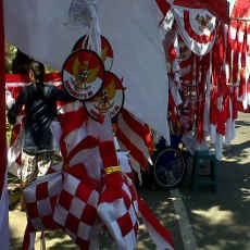 Libur Lebaran Bikin Omzet Penjual Bendera Terjun Bebas