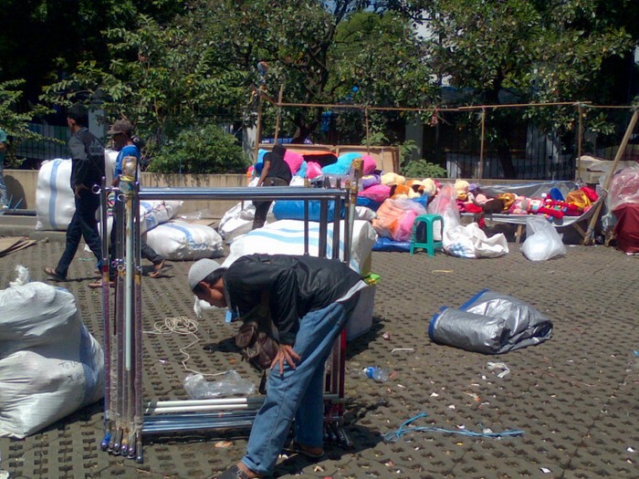 Curhat PKL di Masjid Agung Bandung: Kenapa yang Lain Nggak Ditertibkan?