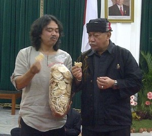 Nyam nyam! Deddy Mizwar Santap Opak di Silaturahmi Seniman Sunda