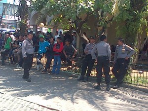 Cegah PKL Balik Lagi, Halaman Masjid Raya Bandung Dijaga Polisi