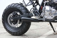 Di sektor buritan lengan ayun bawaan dilebarkan sesuai dengan ukuran Yamaha TW200. Hal ini dikarenakan untuk bisa menampung pelek kustom berukuran 14X5.00 inci yang dikombinasikan dengan ban Shinko SR428 180/80-14. (dok Donny Ariyanto)