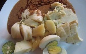 Pa Oyen Bandung : Jajan Siomay Komplit Plus Es Oyen yang Sedap Mantap