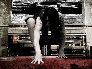 Sadako Menjadi Pelayan di Kedai Minuman Cepat Saji