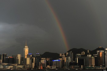     Cakrawala pelangi tepat di atas gedung-gedung di Hong Kong. (Dale de la Rey/AFP/GettyImages)