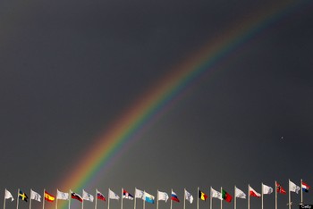     Pemandangan pelangi tepat di atas bendera-bendera dunia saat kejuaraan Atletik Eropa di Stadion Olimpiade pada tanggal 27 Juni 2012 di Helsinki, Finlandia. (Alexander Hassenstein/Bongarts/Getty Images)