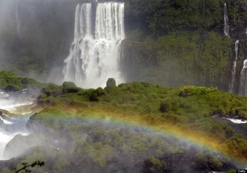    Pemandangan indah pelangi di dekat air terjun dan pepohonan di Foz de Iguazu, Brazil. (Norberto Duarte/AFP/GettyImages)