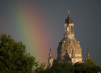     Setelah hujan lebat di Dresden, Jerman Timur. Pelangi muncul tepat di atas Gereja. (Rober Michael/AFP/GettyImages)
