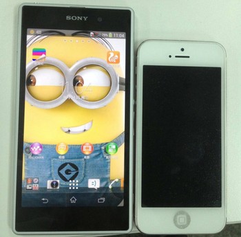     Sony Honami saat bersanding dengan iPhone 5. (Kredit foto: Digi-Wo)