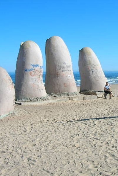 5 Pantai yang Punya Karya Seni Keren