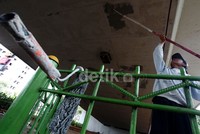 Para pekerja sedang mengecat kolong fly over di kawasan Kalibata, Jakarta Selatan.