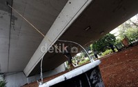 Hal ini agar kolong flyover rapi dan bersih.