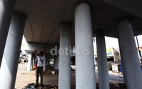Kolong flyover itu kini bebas dari coret-coretan.