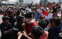 Massa menggelar aksinya di Bundaran Hotel Indonesia, Jakarta.