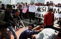 Dalam aksinya, mereka menggelar teaterikal yang menggambarkan kekejaman milietr Mesir.