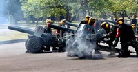 Batalion Armed VII Bekasi menembakan meriam 75 Mili.