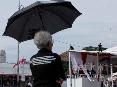Aksi Kamisan di Depan Persiapan HUT RI di Istana