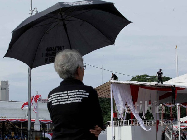 Aksi Kamisan di Depan Persiapan HUT RI di Istana