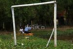 Memancing di Eks Lapangan Bola