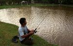 Memancing di Eks Lapangan Bola
